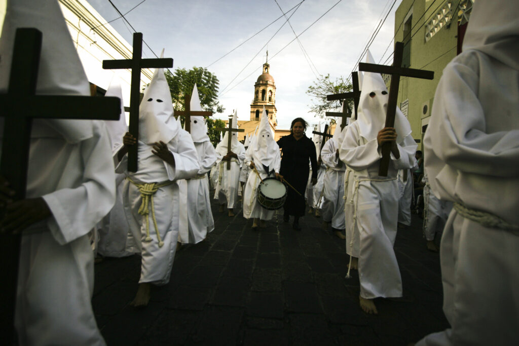 Aspectos de la Procesión del Silencio, realizada por las 26 cofradías de la Iglesia de la Santa Cruz de los Milagros y en donde permanece en silencio la mayoría de las personas al pasar las imágenes religiosas.